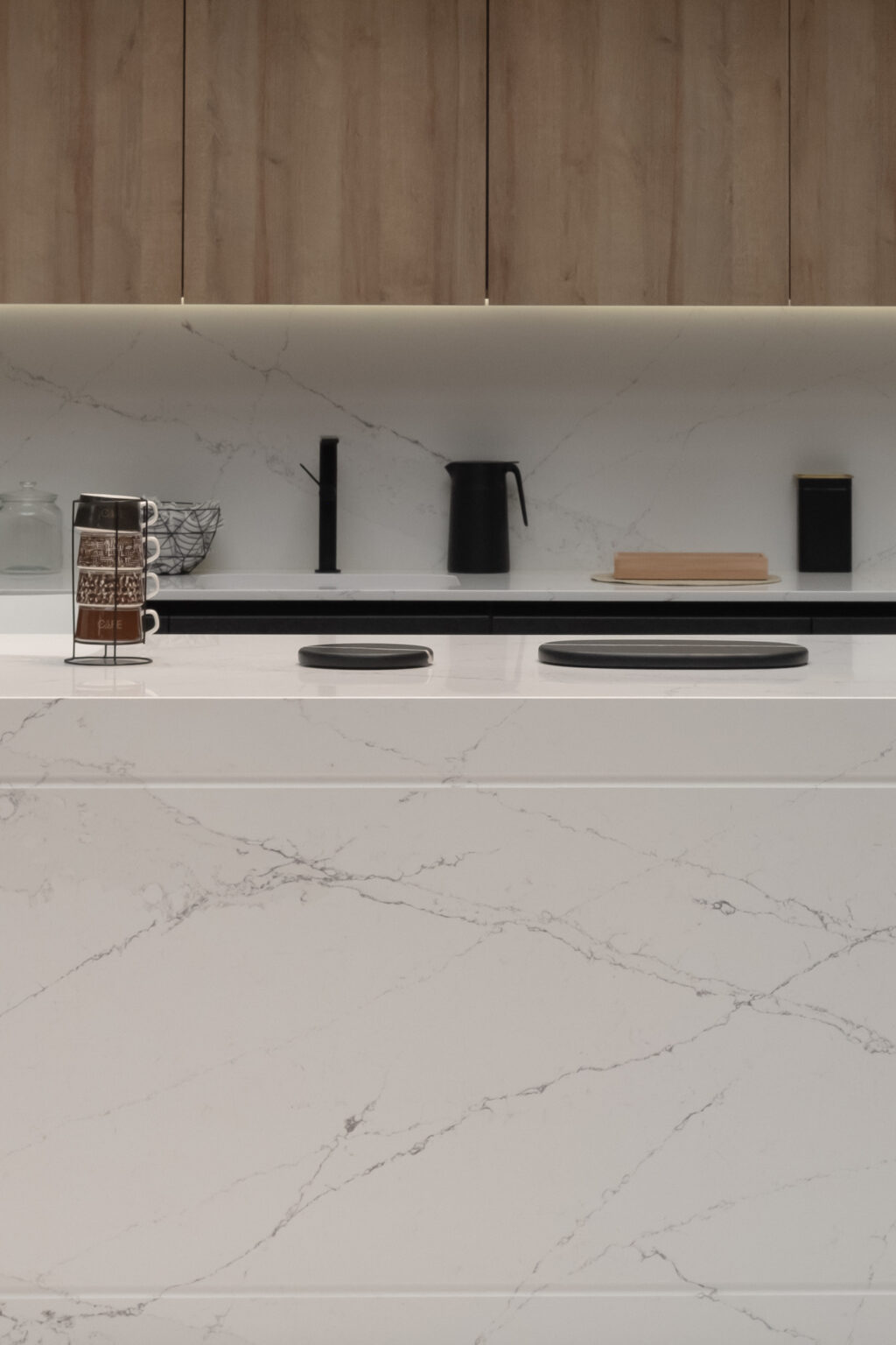 cuisine bois marbre ilot central relief