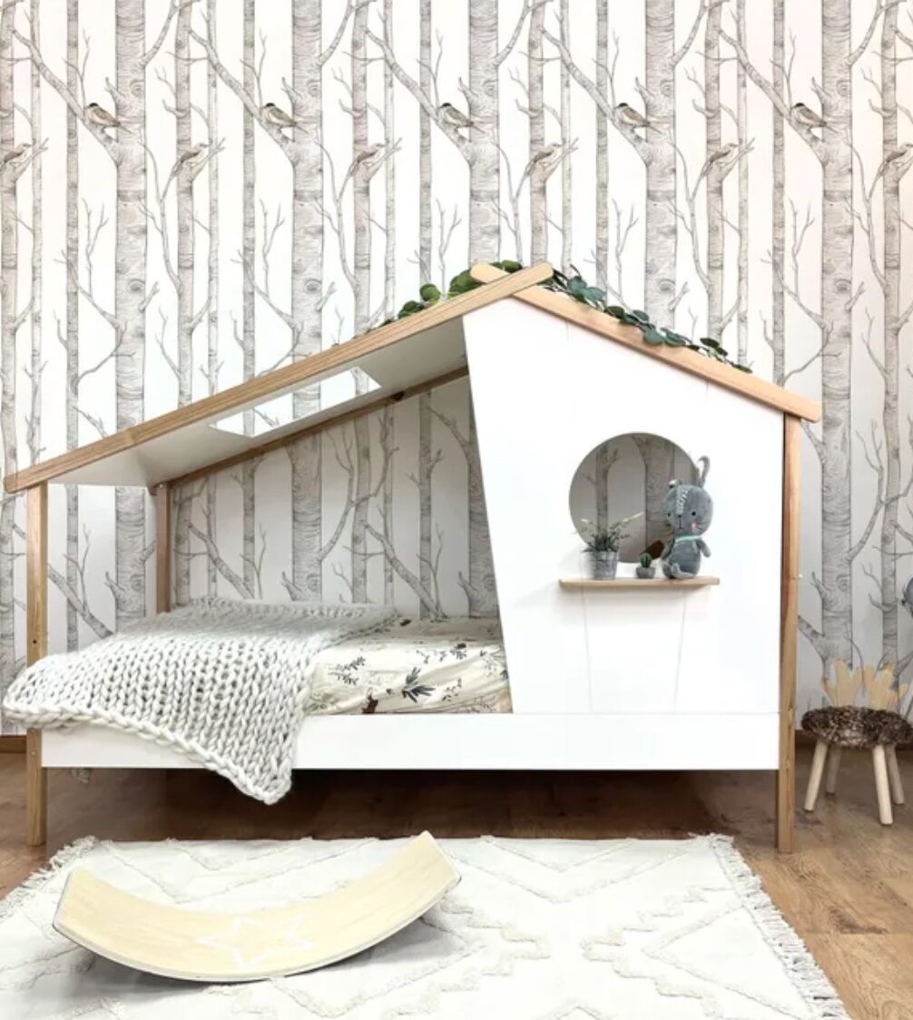 idee deco interieure chambre bebe lit cabane papier peint foret