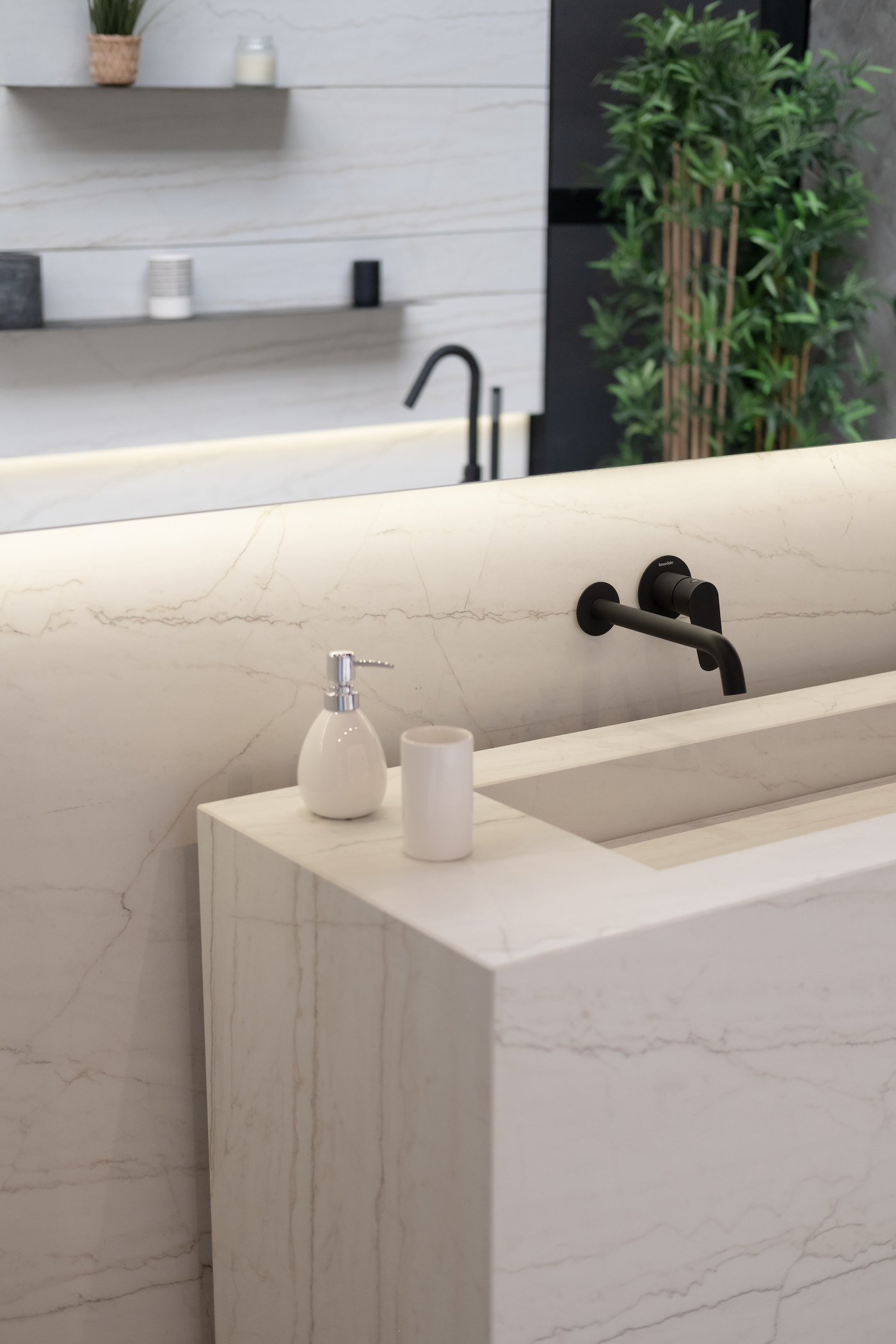 salle de bain minimaliste vasque marbre Silestone revêtement mural