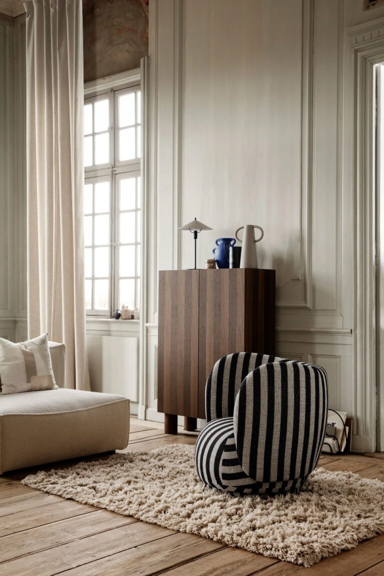 salon scandinave mur beige tapis parquet bois lame armoire