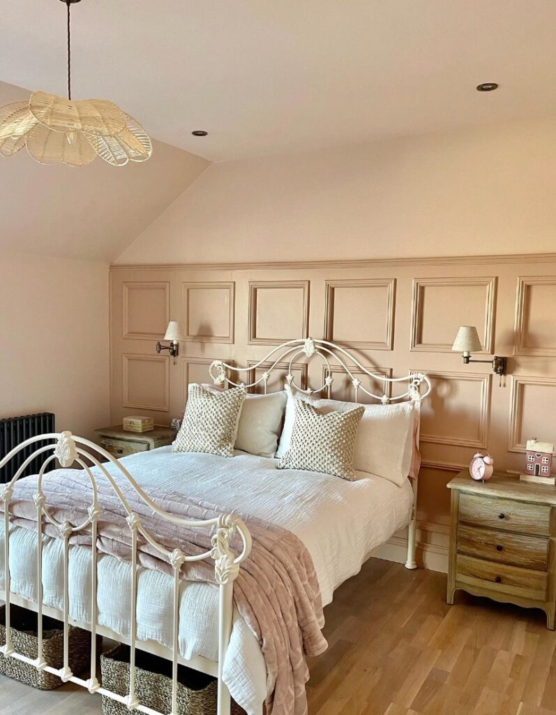 chambre poudre rose chic vintage retro lit double fer blanc