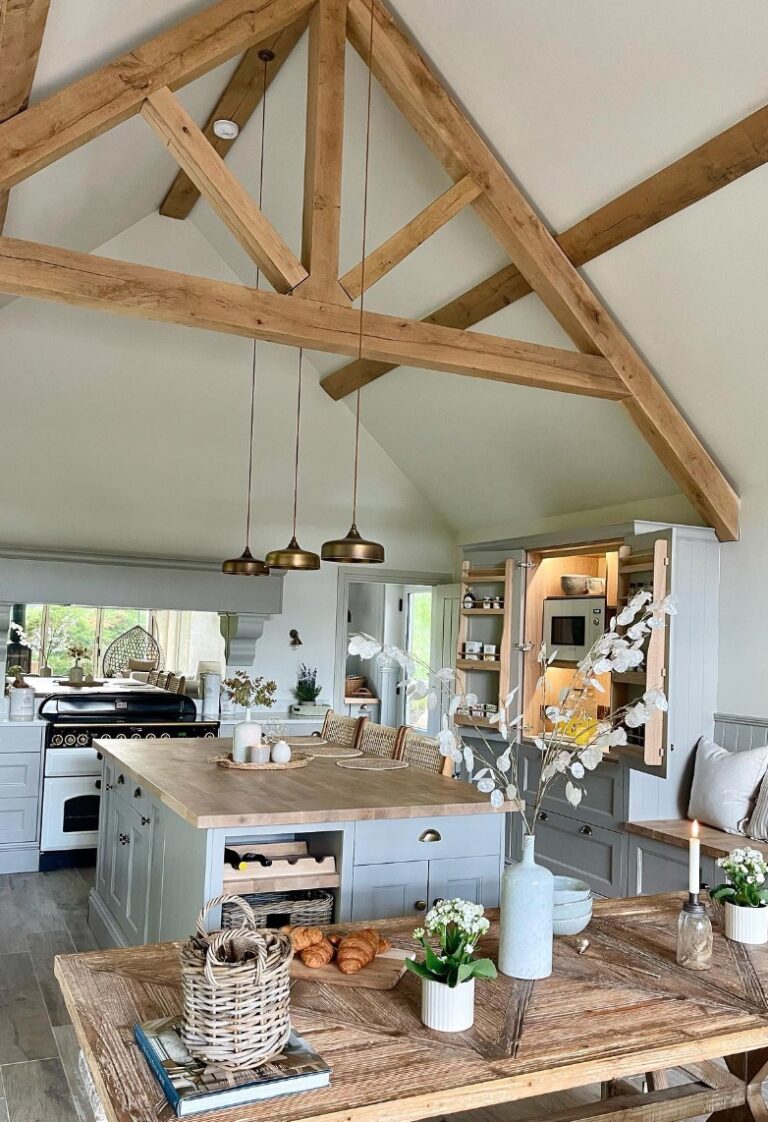 cuisine ouverte poutre bois ilot central cuisine grise table bois