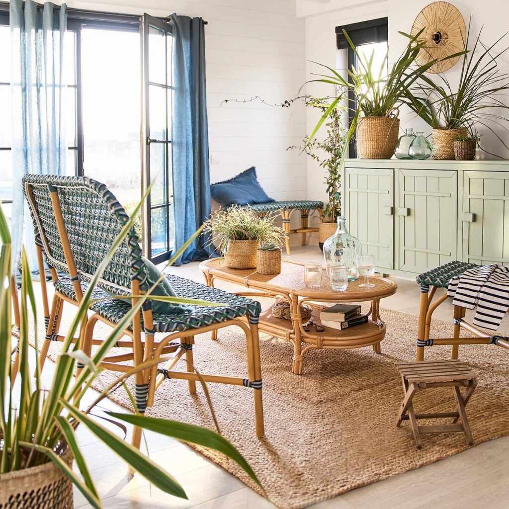 deco interieure salon exotique plante verte table basse rotin