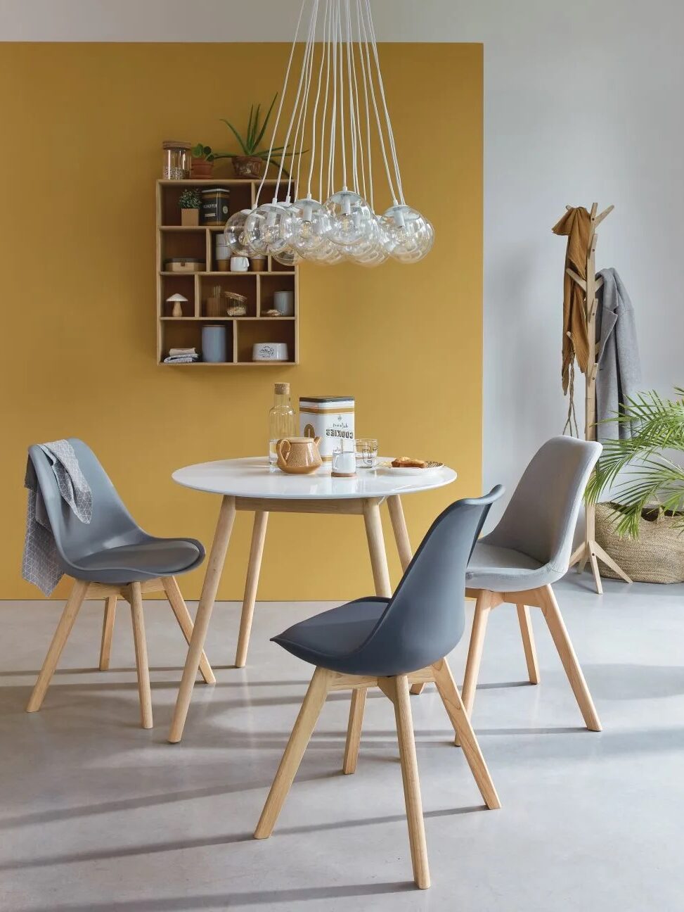 deco salon table ronde deco scandinave chaise