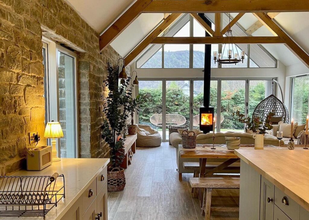 maison ecosse retro chic rustique salon pierre table bois poutre