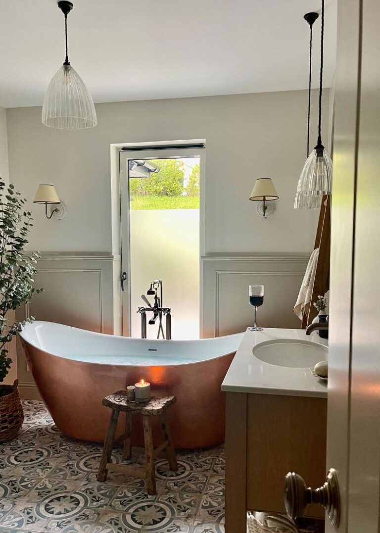 salle de bain baignoire arrondie cuivre elegante chic sol carrelage