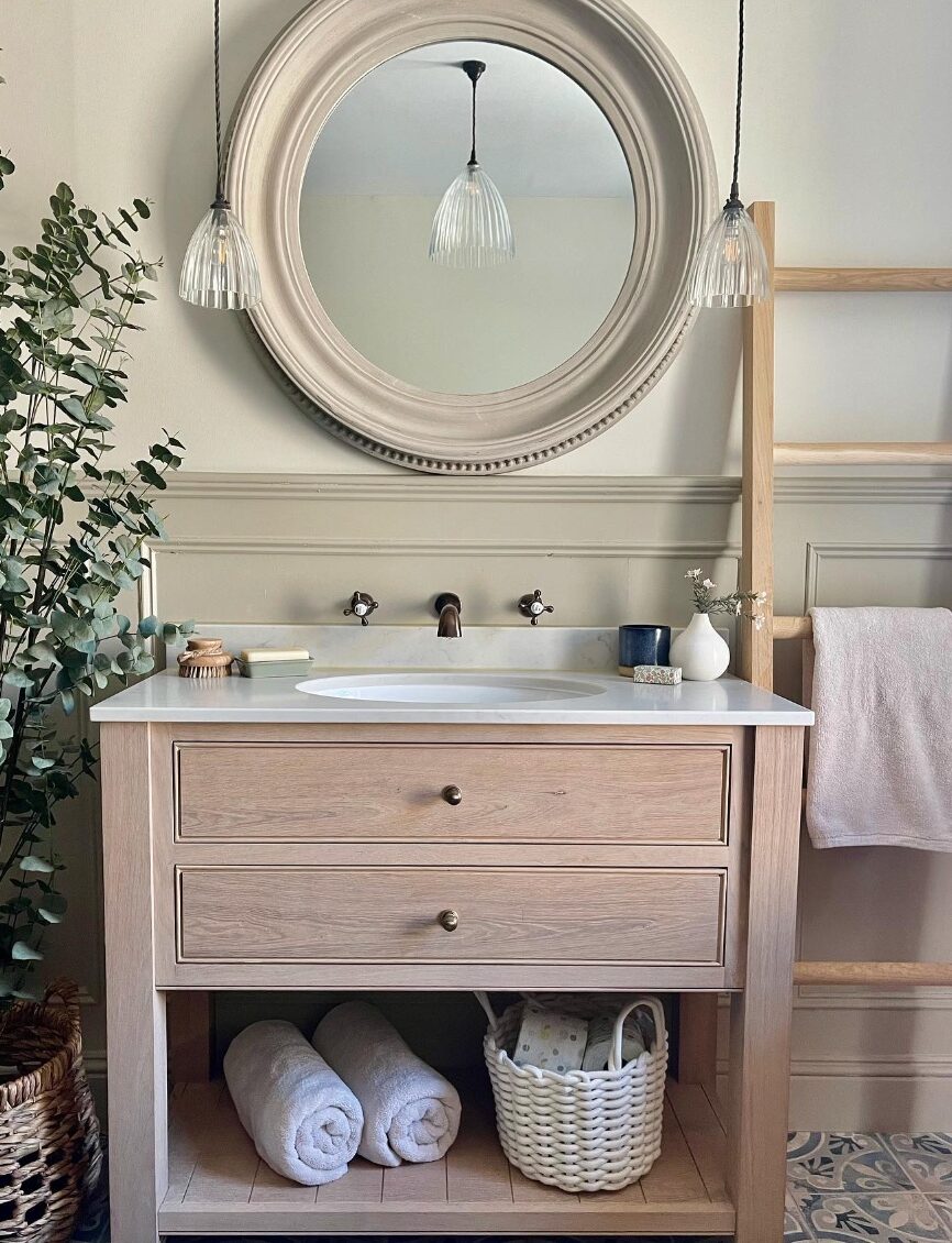 salle de bain commode bois clair miroir rond