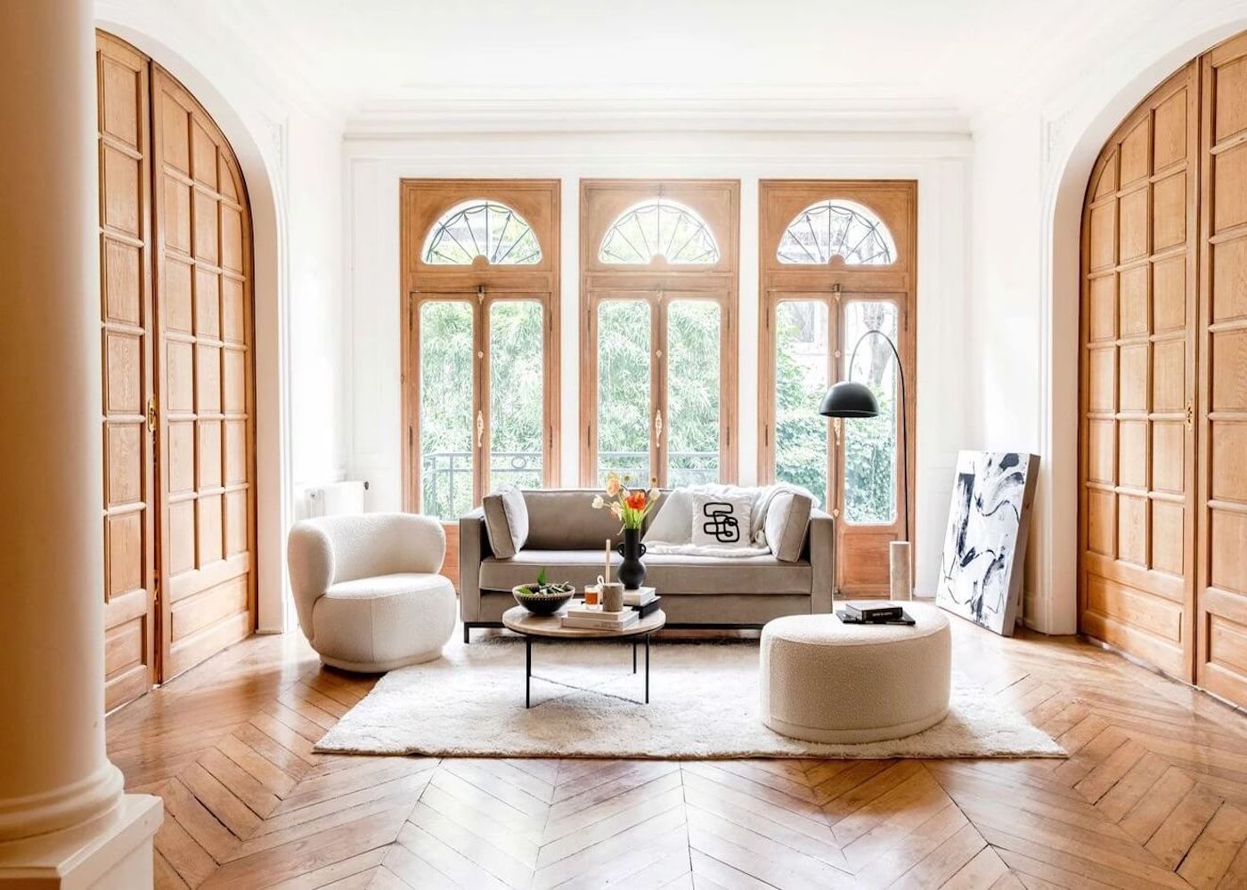salon moderne chic deco elegante moulure parquet bois chevron tapis relief blanc