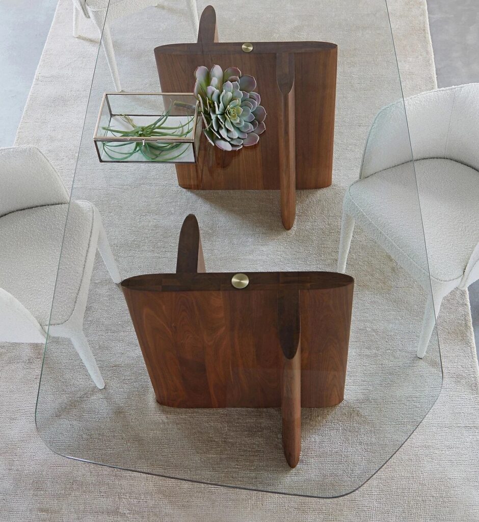 salon table verre pieds bois noyer chaise blanche tapis beige