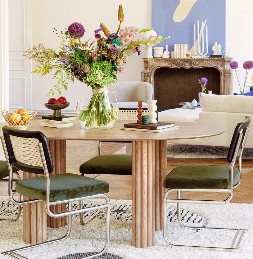 table a manger bois oval chaise velours vert deco sobre elegante