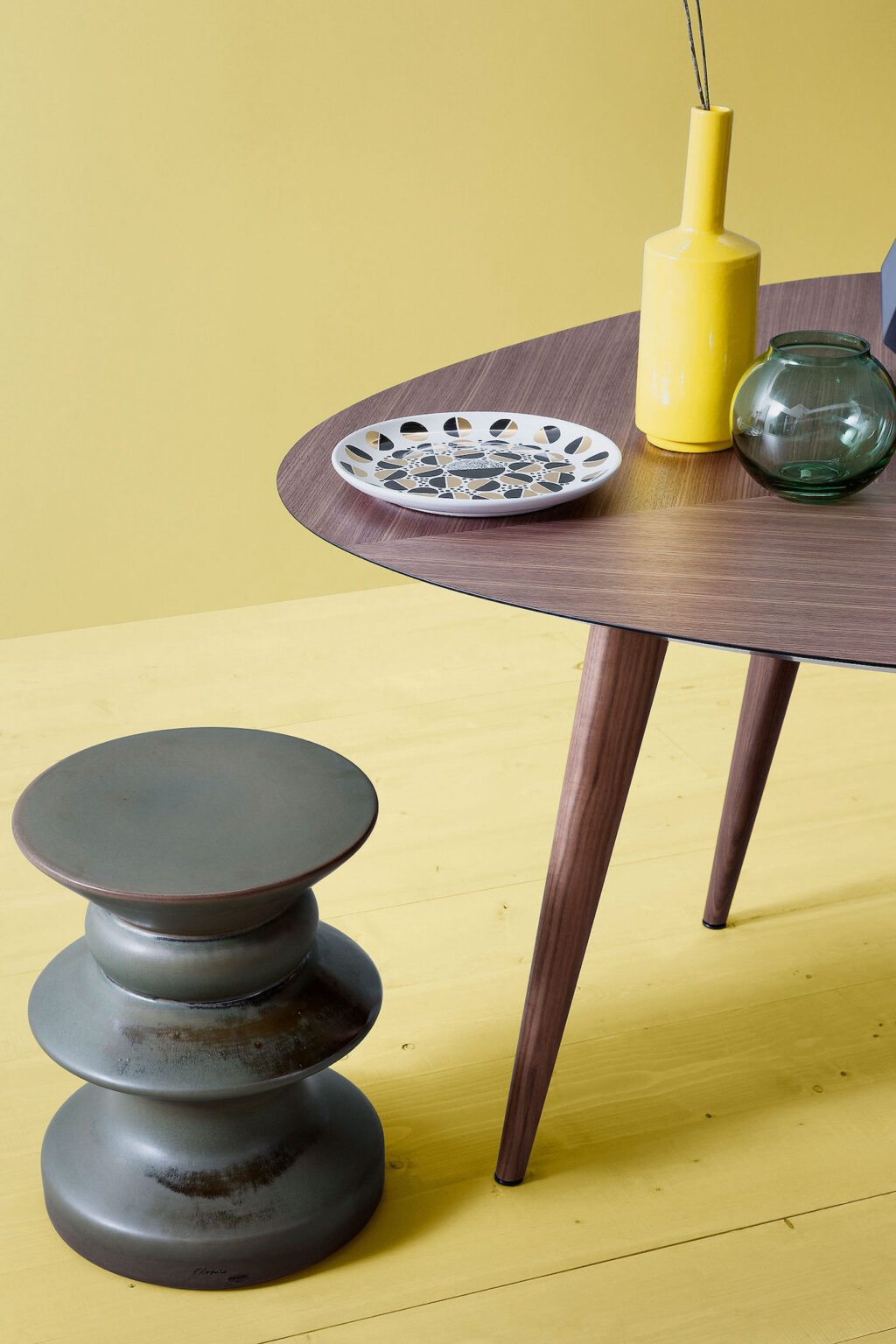 table bois noyer marron fonce sol jaune tabouret