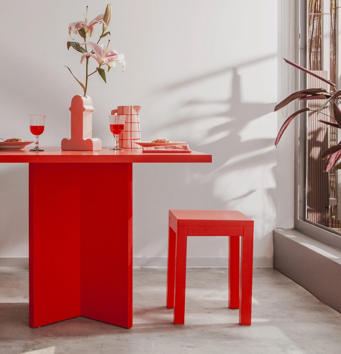 table carre rouge banc deco colore originale design moderne