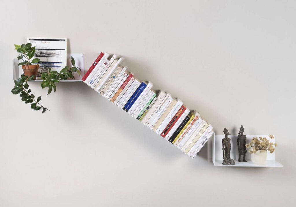 bibliothèque asymétrique pour escalier