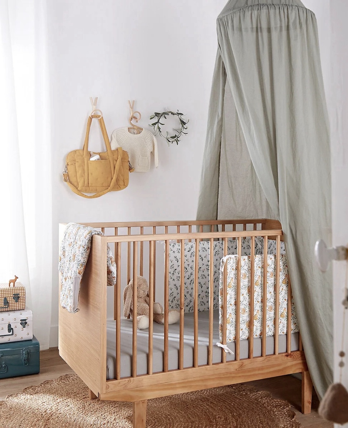 chambre bois vert kaki lit barreaux bébé