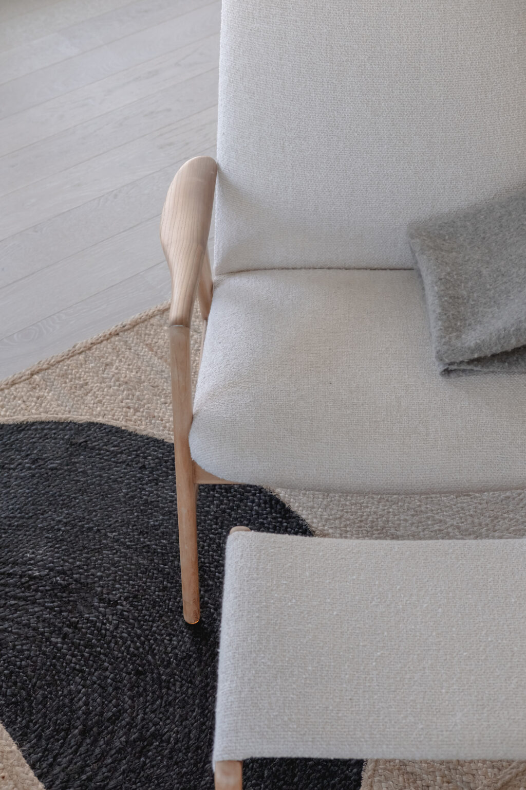 fauteuil nordique tissu bouclette bois clair Fritz Hansen rétro