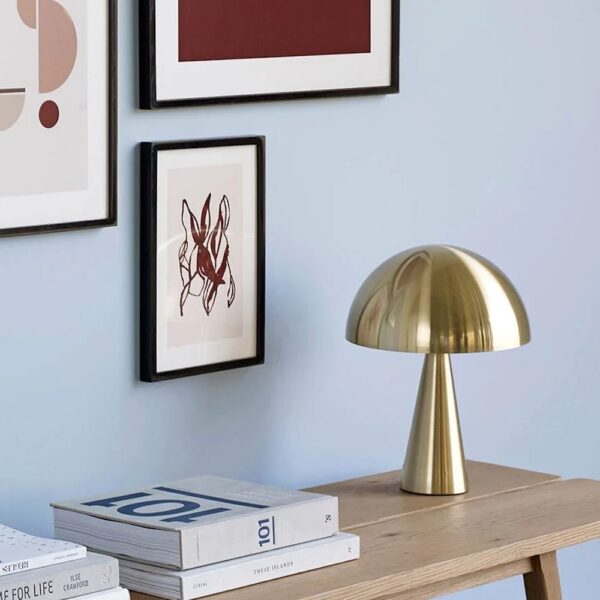 lampe champignon laiton dore mur de cadre tableau mur bleu ciel