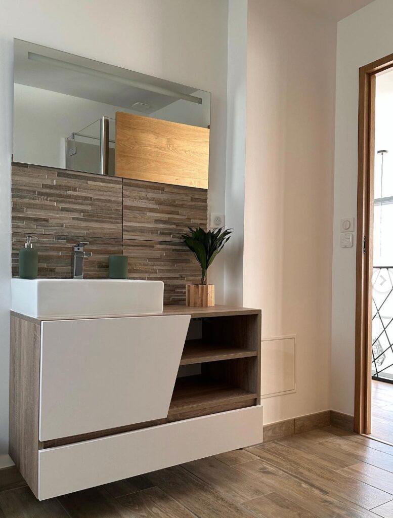 salle de bain commode blanche parquet bois deco lumineuse