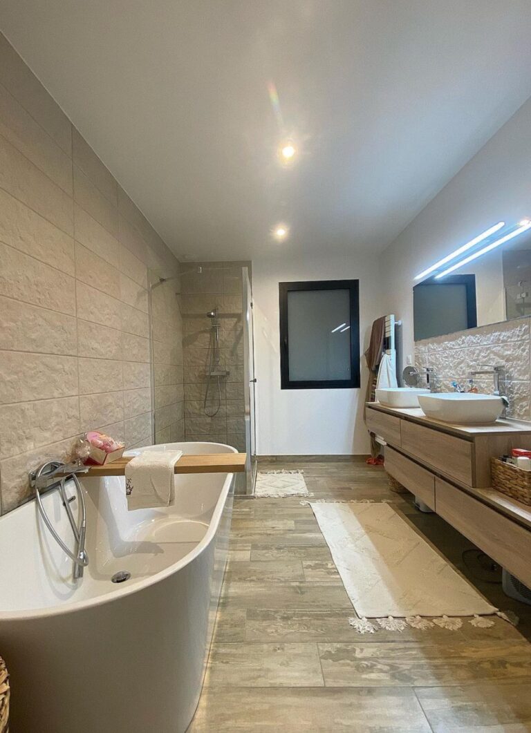 salle de bain douche vitre double vasque deco lumineuse