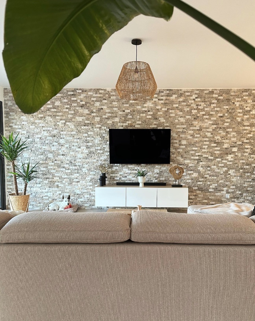 salon design moderne mur brique gris canape droit marron taupe