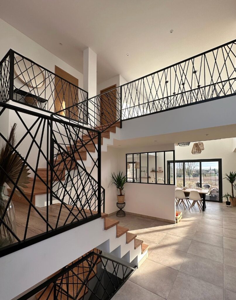 sejour interieur hall d'entree escalier bois fer noir