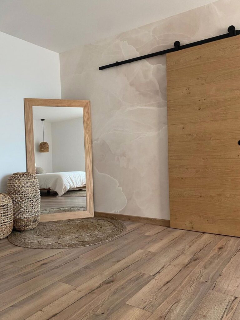 suite parentale tapis rond rotin miroir bois