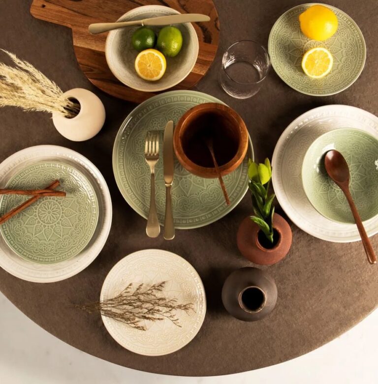 assiette ronde vert celadon blanche table bois