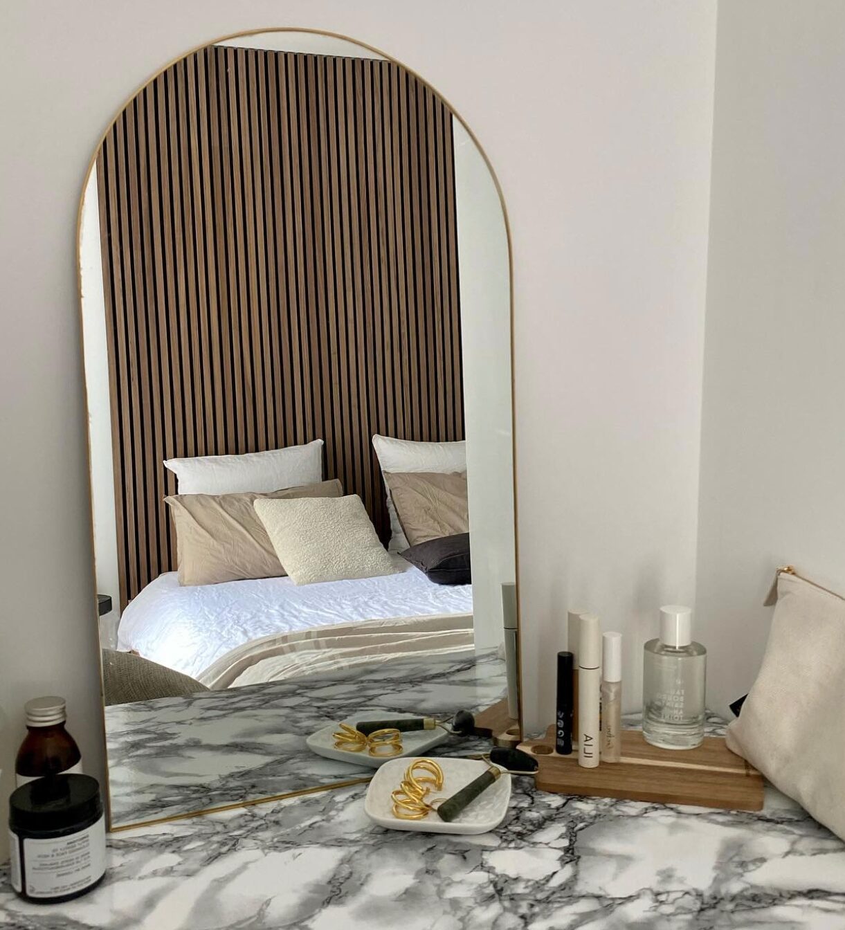 chambre parentale coiffeuse marbre blanc miroir arrondie laiton
