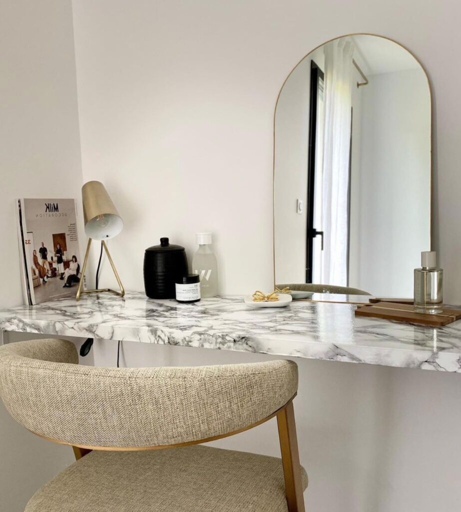 chambre parentale coiffeuse miroir laiton chaise vintage gris