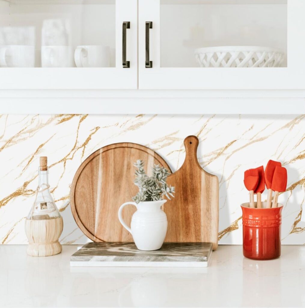 cuisine moderne mur marbre blanc laiton lumineux