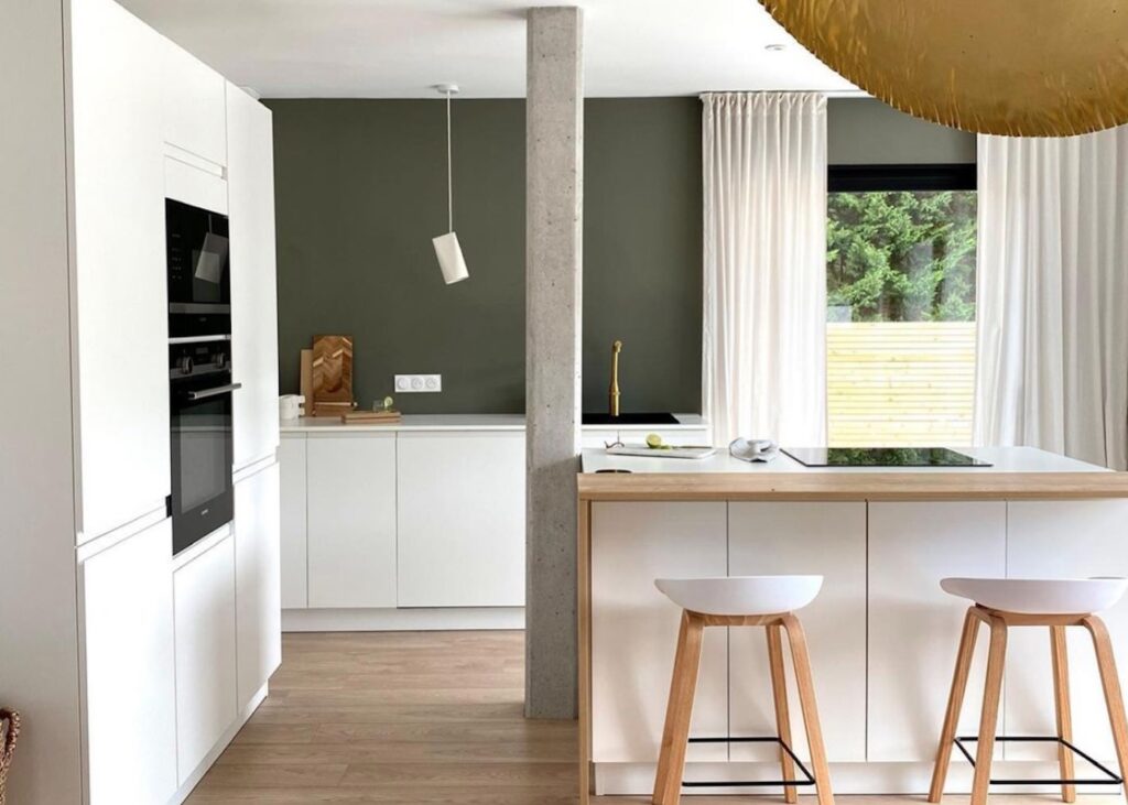 cuisine ouverte mur vert kaki chaise haute bois blanc