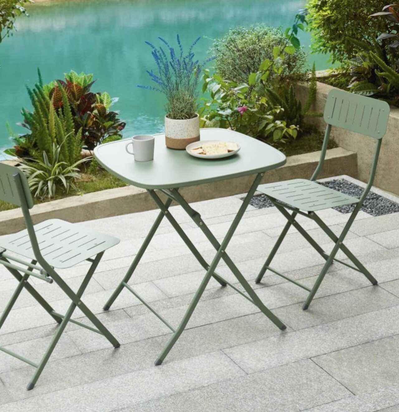 deco amenagement jardin terrasse table vert pastel metal