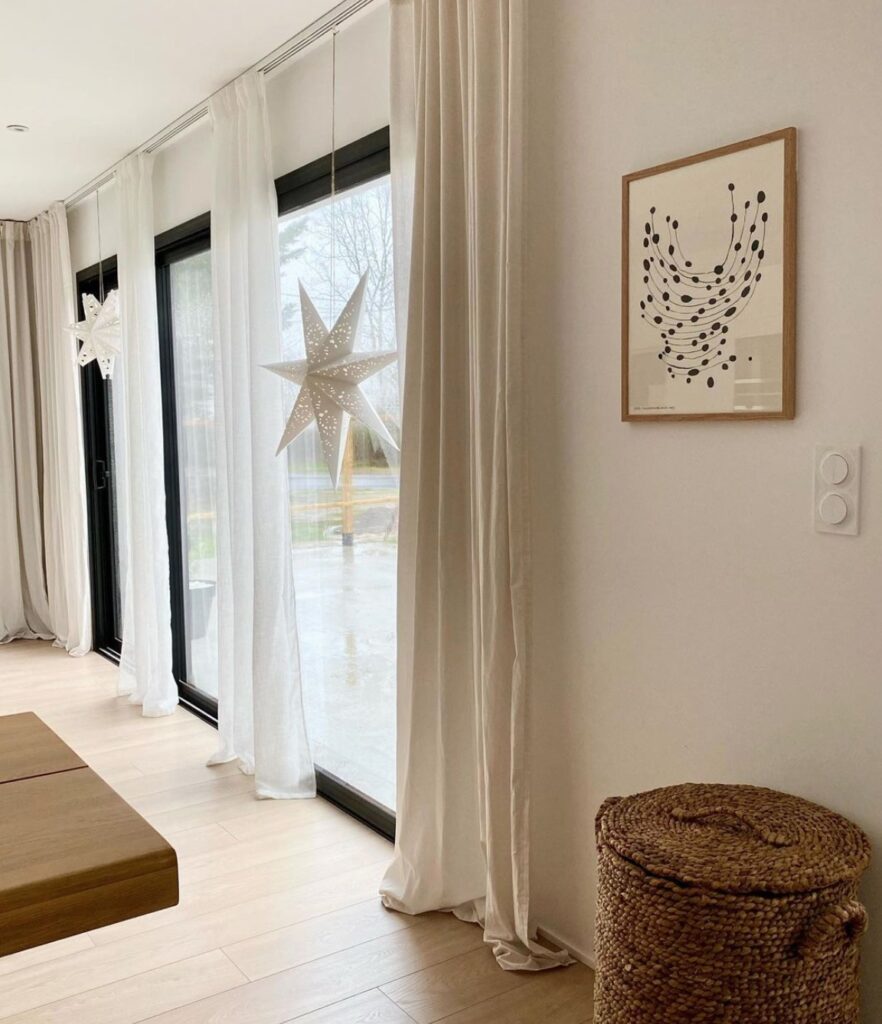 deco interieure rideau fluide long blanc panier rotin suspension etoile blanche