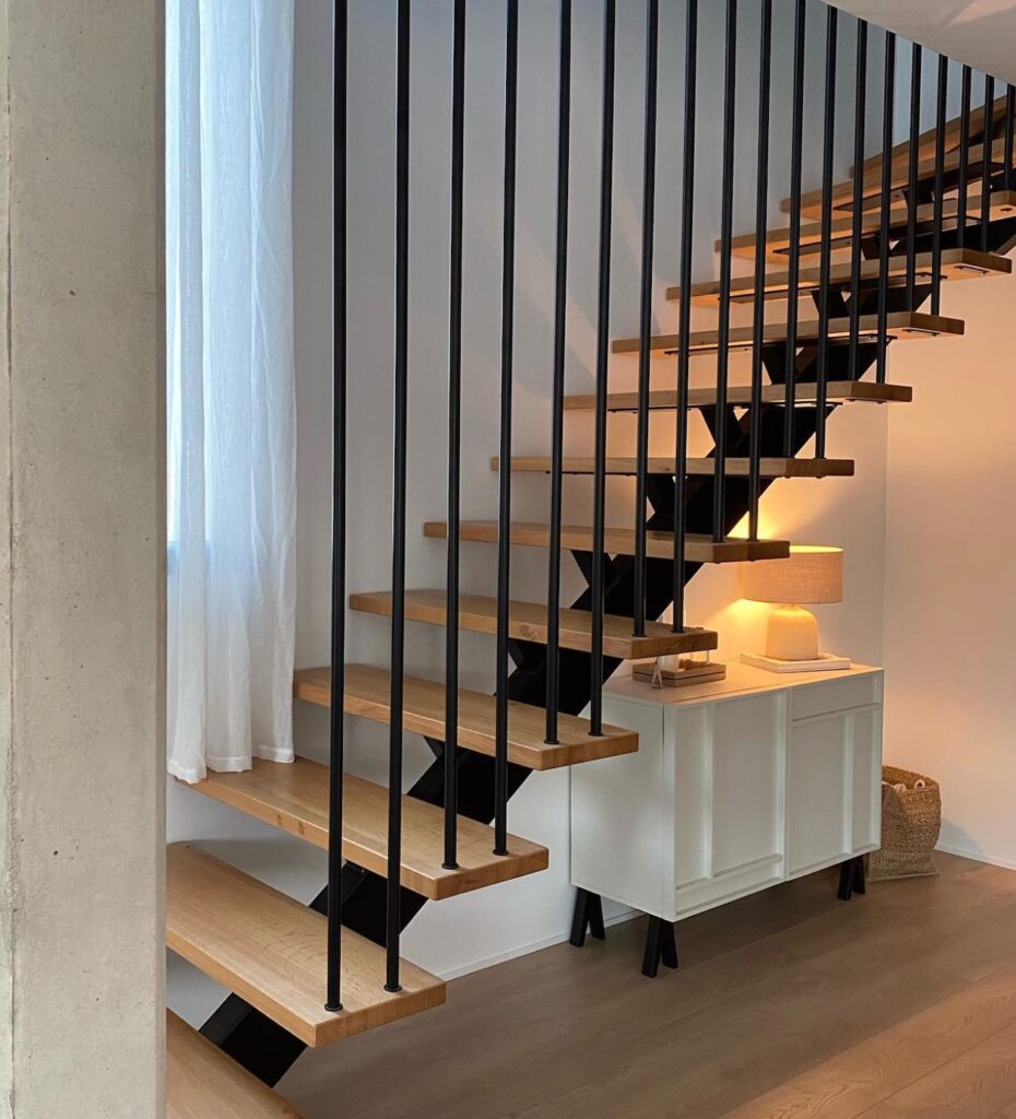 escalier bois barreau fer noir commode blanc parquet bois