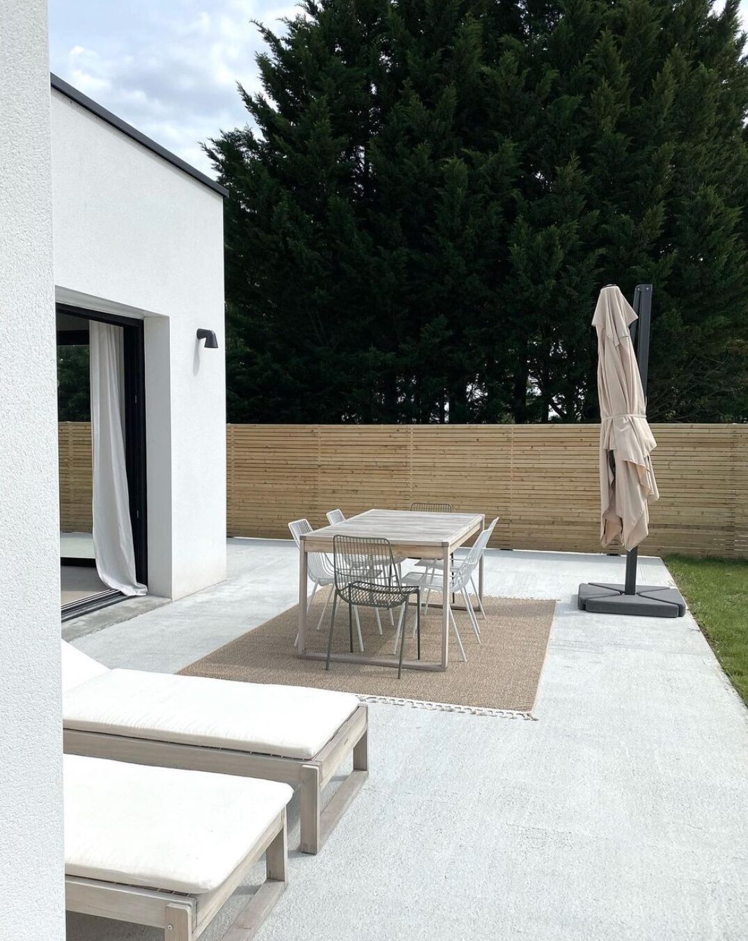 jardin exterieur terrasse beton gris clair tapis beige frange