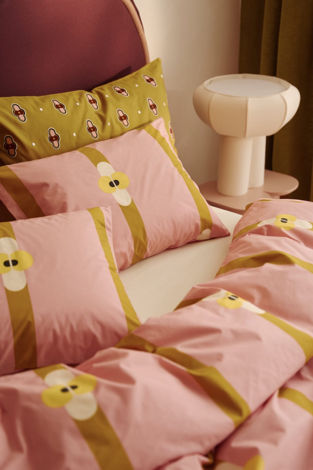 lit velours bordeaux taies jaune moutarde housse rose motif Margaux Keller