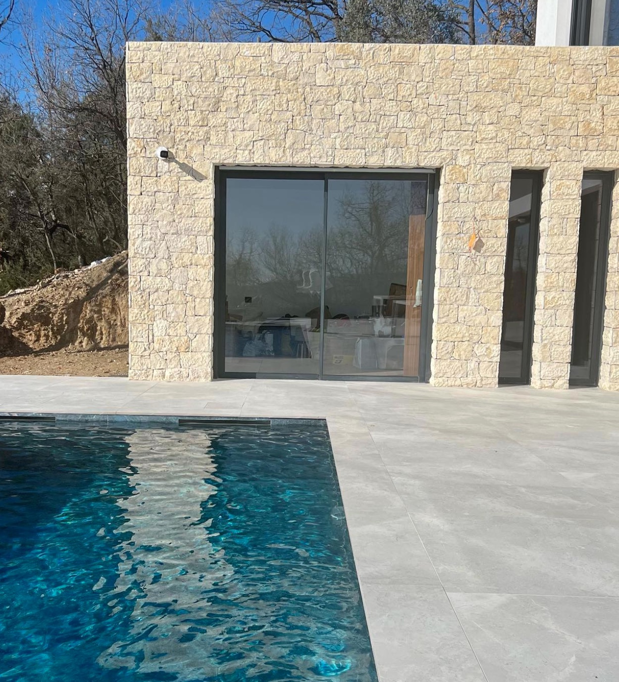 maison facade pierre blanche exterieure piscine beton gris