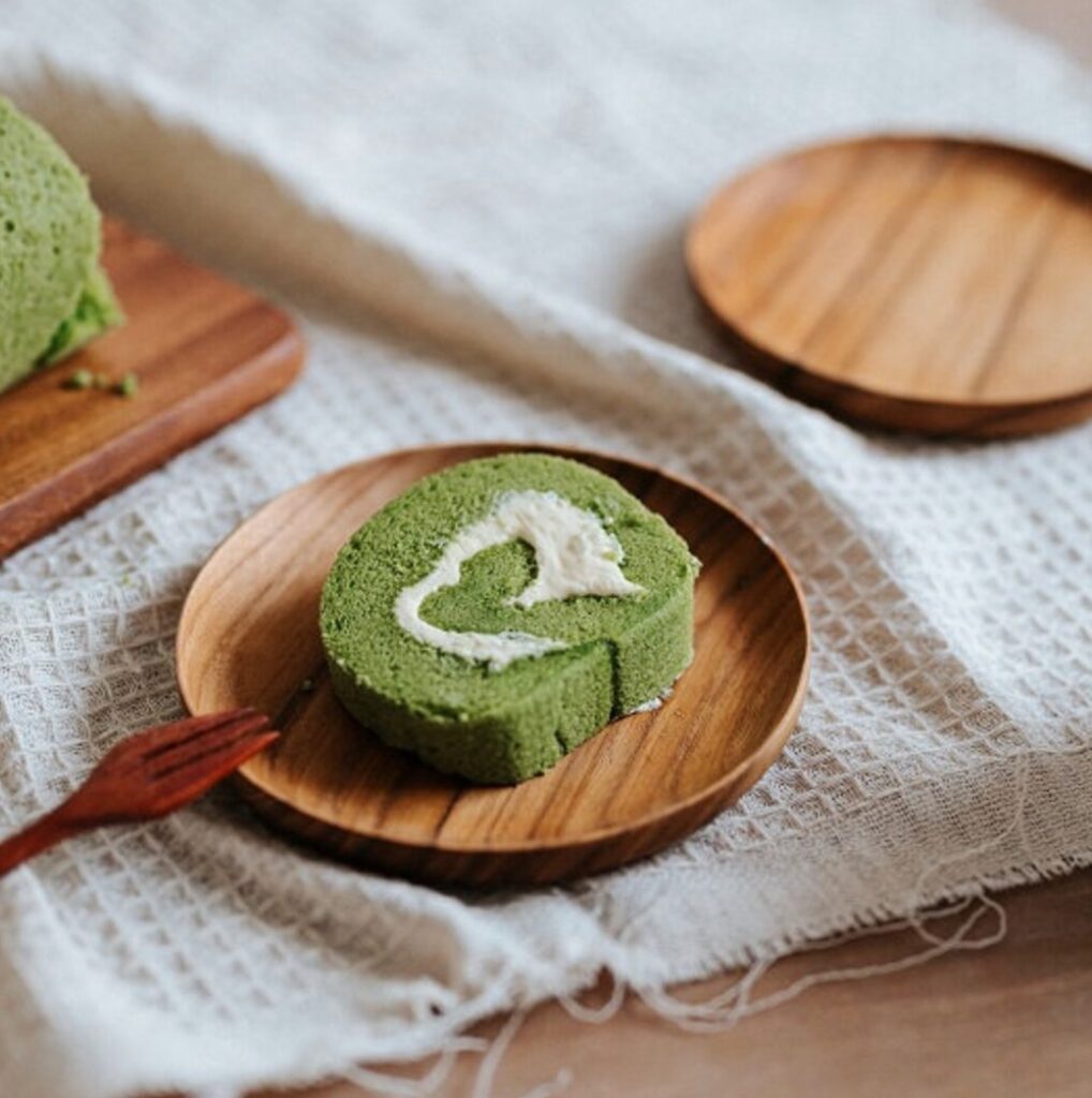 petite assiette ronde bois nappe blanche rustique