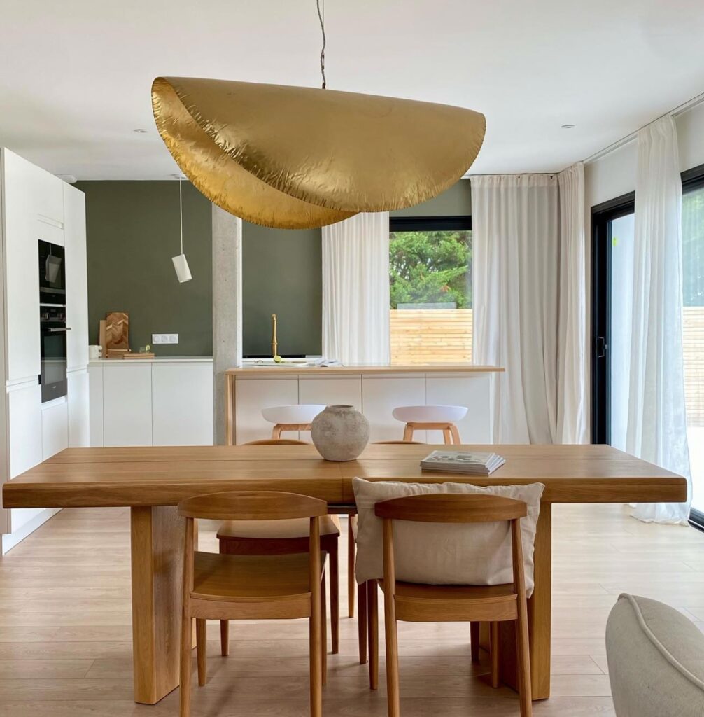 piece de vie cuisine ouverte mur vert kaki table bois rectangulaire suspension laiton