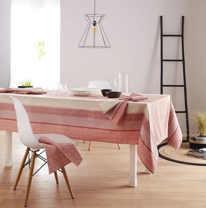 salle a manger nappe rose blanche chaise scandinave