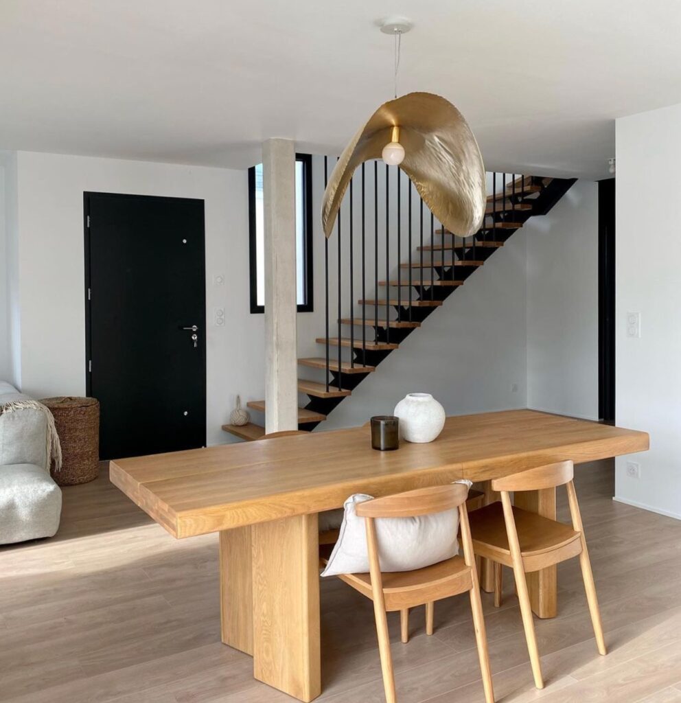 salle a manger table bois suspension laiton doree parquet bois