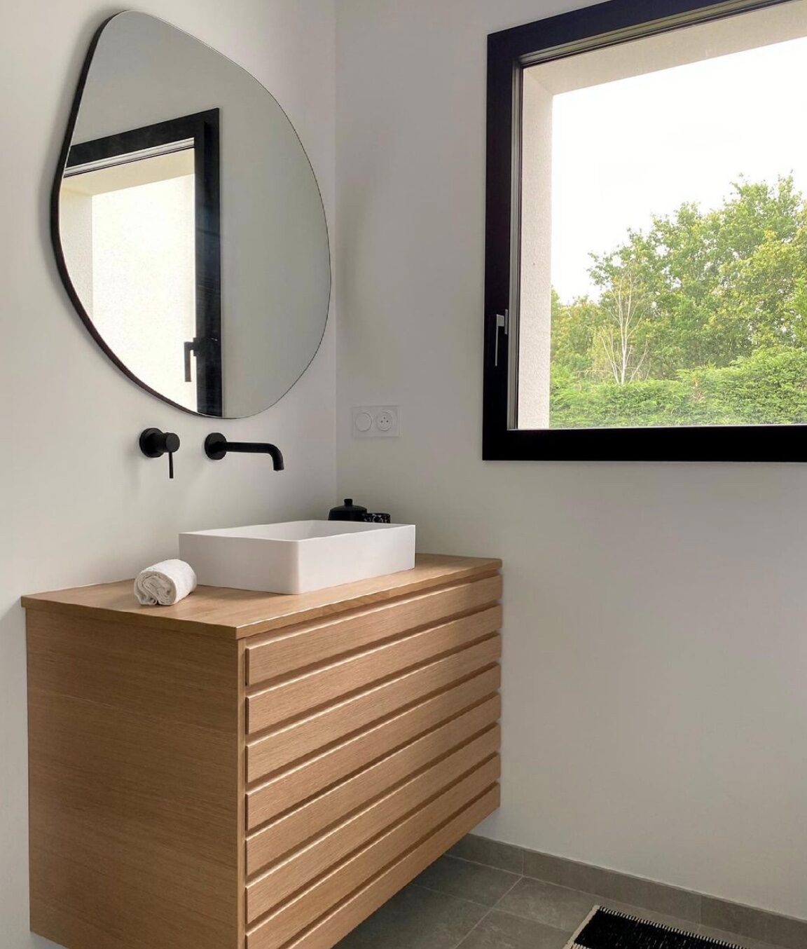 salle de bain commode bois miroir forme abstrait