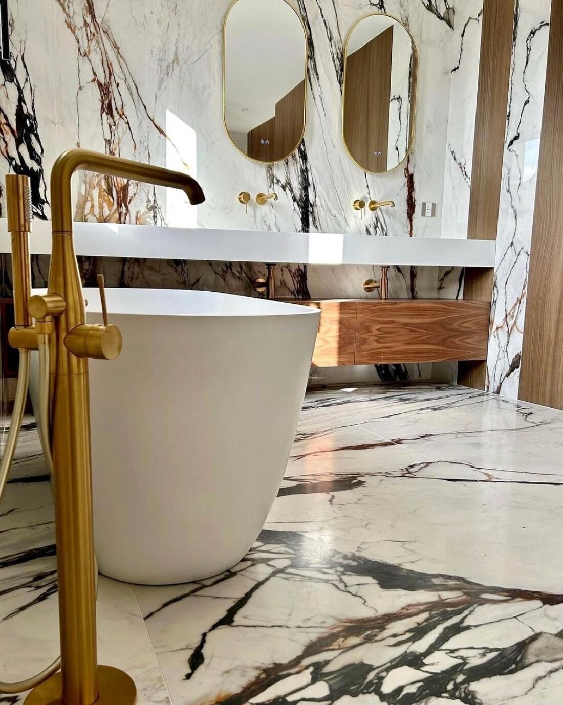 salle de bain marbre blanc baignoire robinet laiton doree