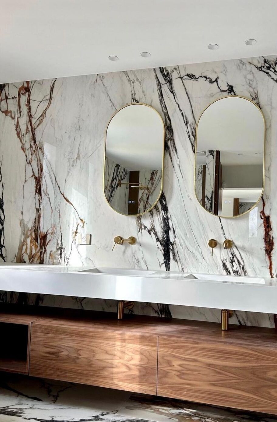 salle de bain marbre blanc miroir laiton doree