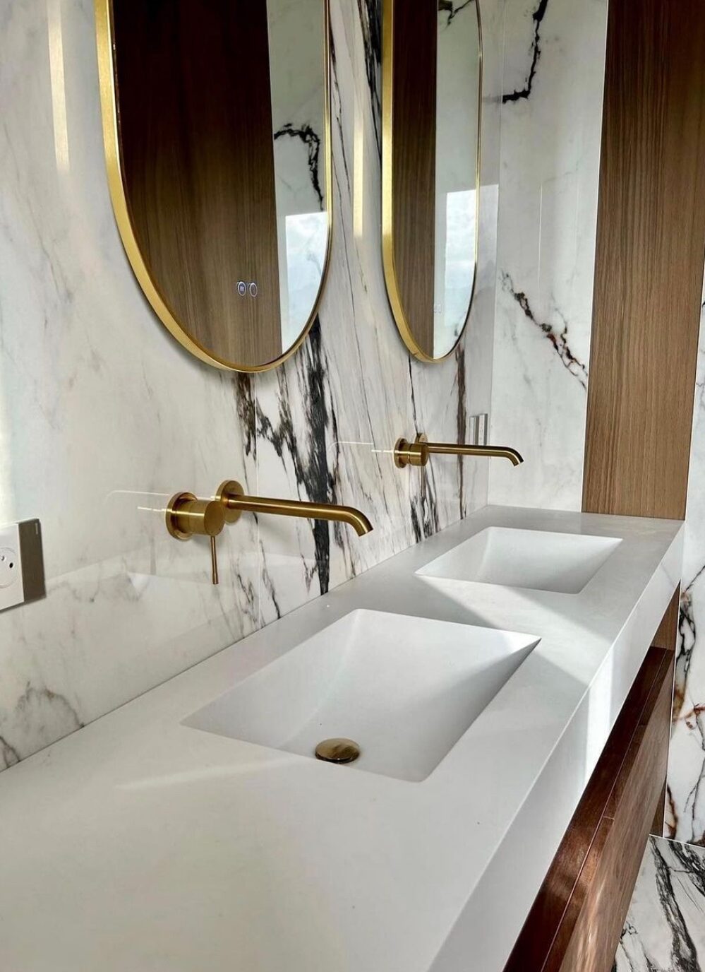 salle de bain marbre blanc miroir oval laiton