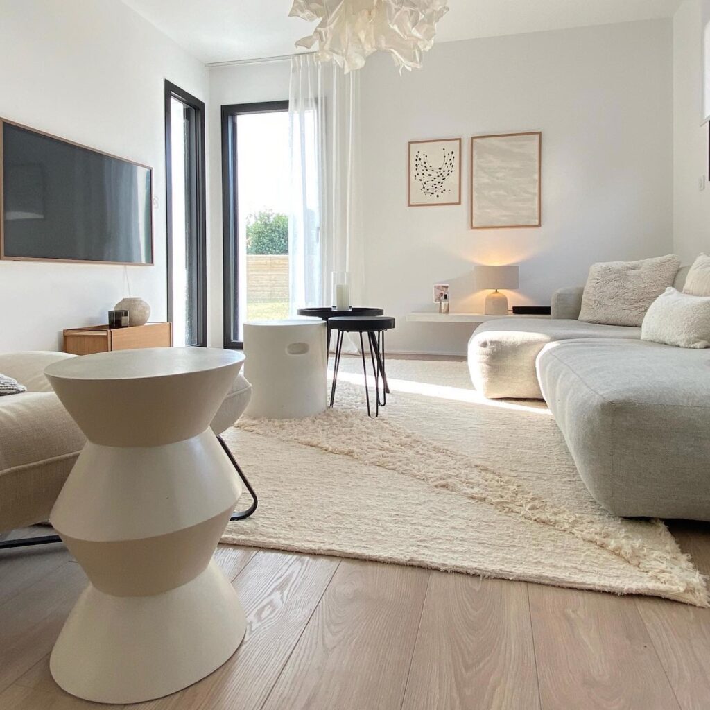 salon beige epuree lumineux parquet bois canape gris