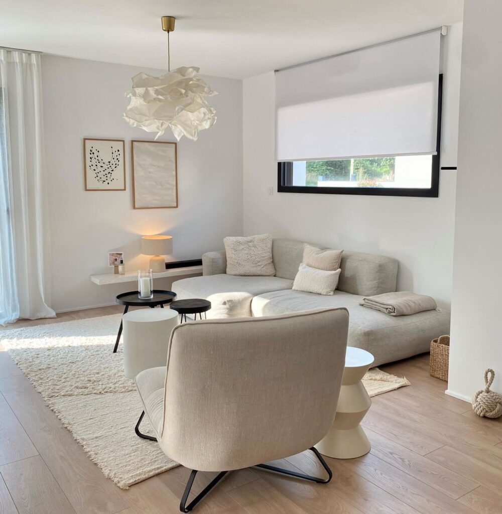 salon beige lumineux parquet bois fauteuil design scandinave