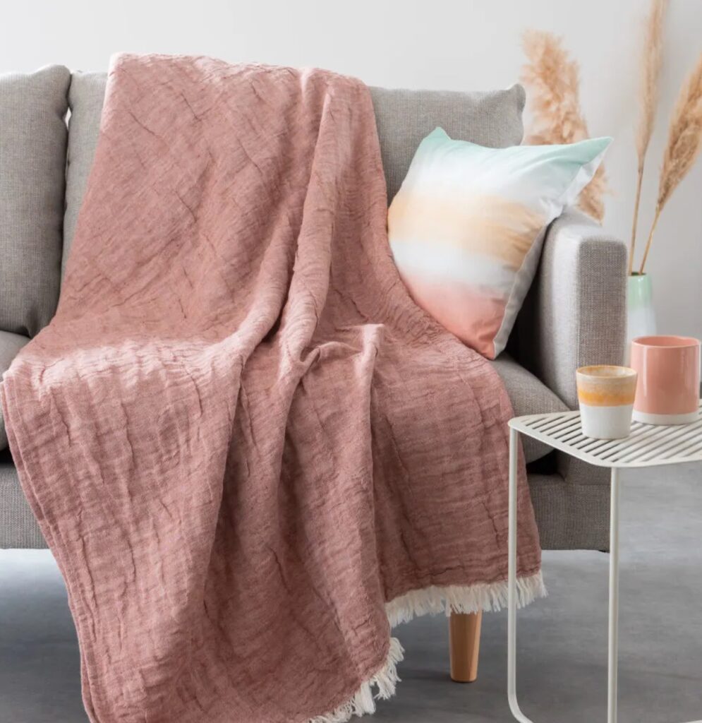 salon canape gris plaid rose pastel deco scandinave