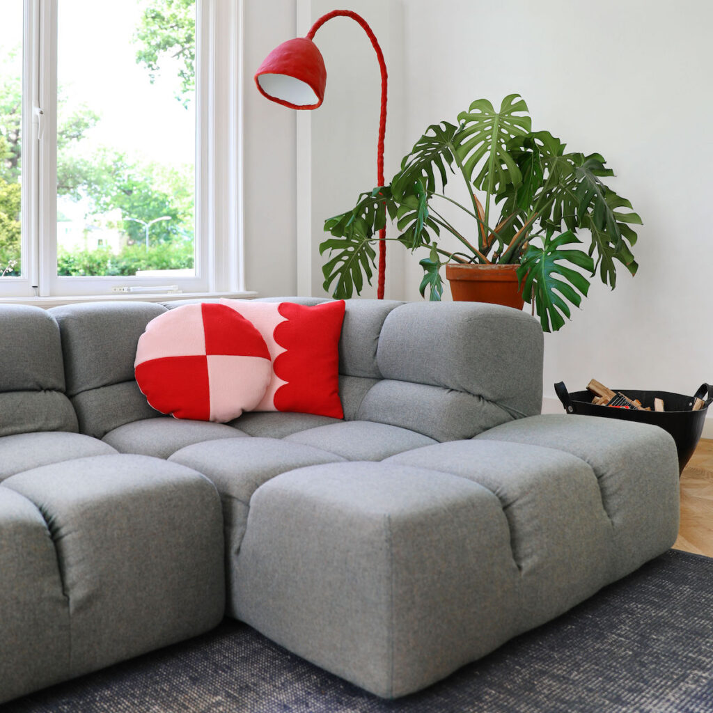 salon contemporain gris coussin bleu rose tapis lampe design