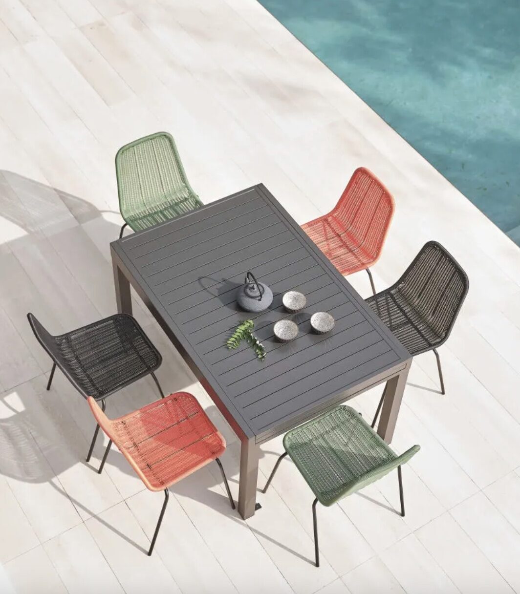 salon de jardin table rectangle gris chaise colore