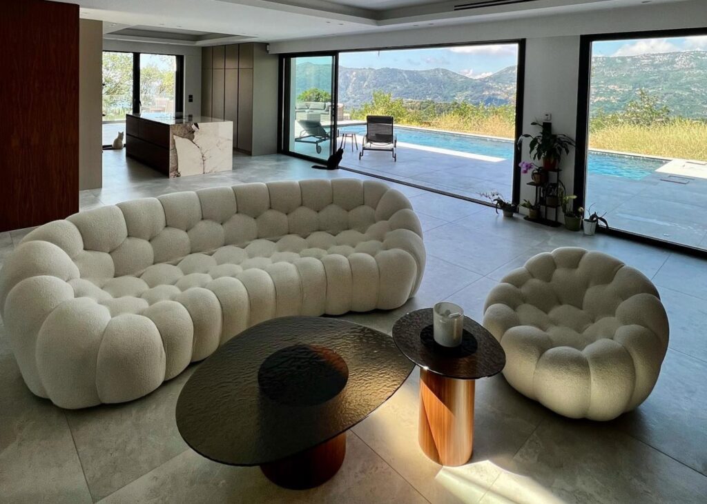 salon lumineux canape blanc design baie vitree